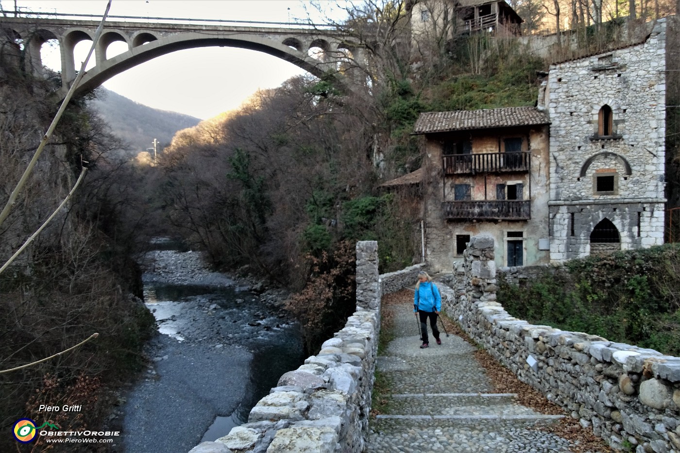 20 In alto ponte moderno sul torrente Imagna.JPG